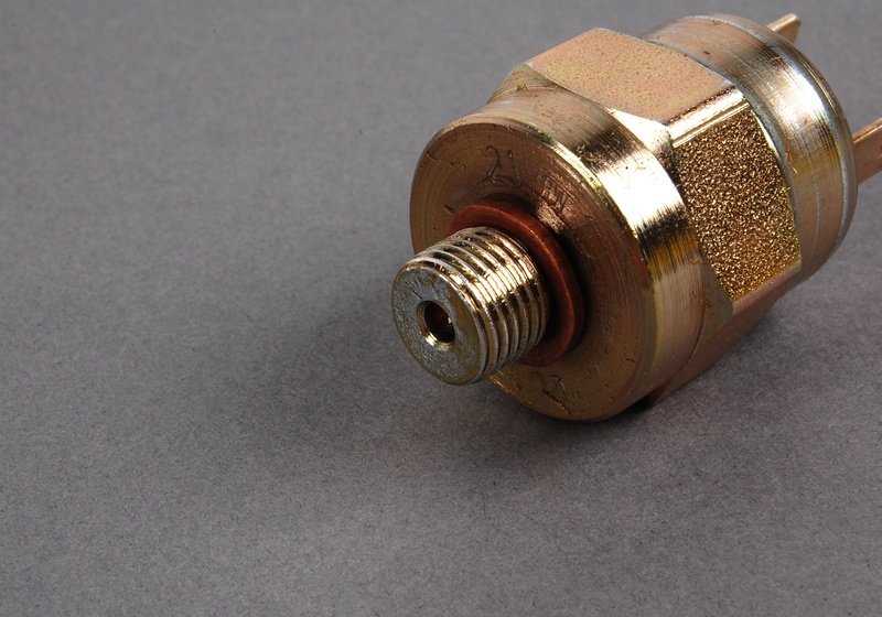 Sensor de presión de aceite OEM 34351182270 para BMW E28, E34, E24, E23, E32, E31. Repuesto original BMW.