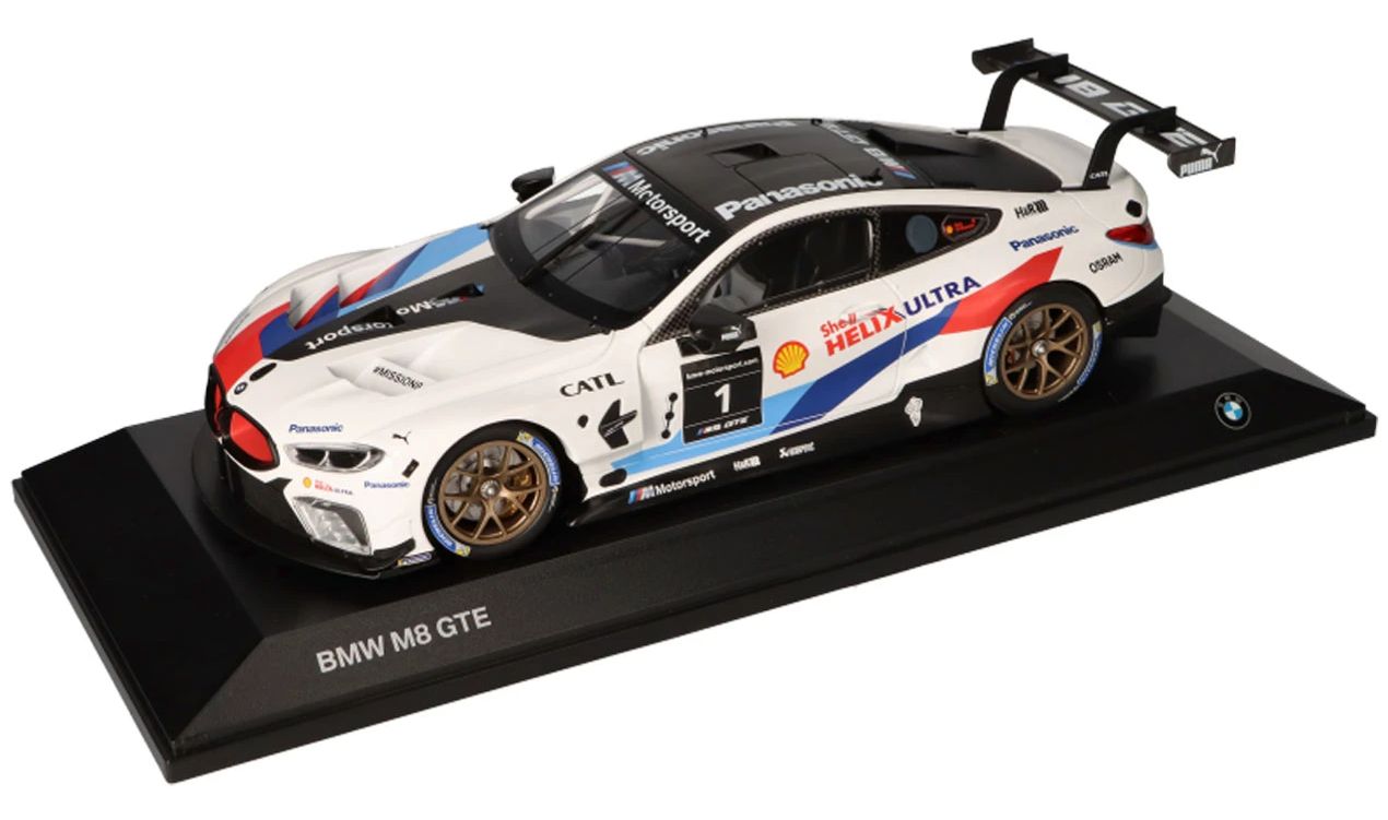 Miniatura de colección BMW Motorsport M8 GTE 1:18 con detalles originales y techo efecto carbono. Ideal para fans de BMW. OEM 80435A51946. Para todos los aficionados. Original BMW.
