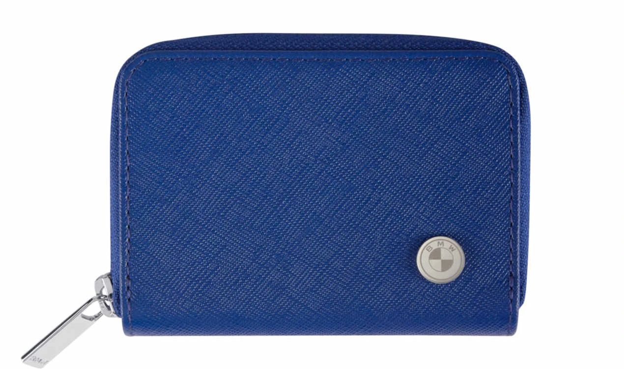 Cartera pequeña de piel OEM 80215B319B3 para BMW {Todos los modelos}. Accesorio original BMW, diseño elegante en cuero auténtico con cremallera y compartimentos para monedas y tarjetas. Ideal para uso diario.