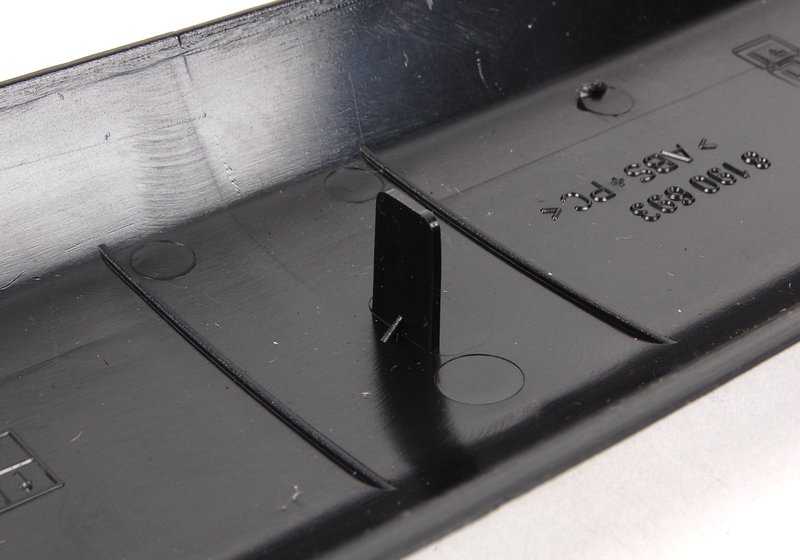Guarnecido exterior superior del portón trasero OEM 51498190693 para BMW E39. Original BMW.