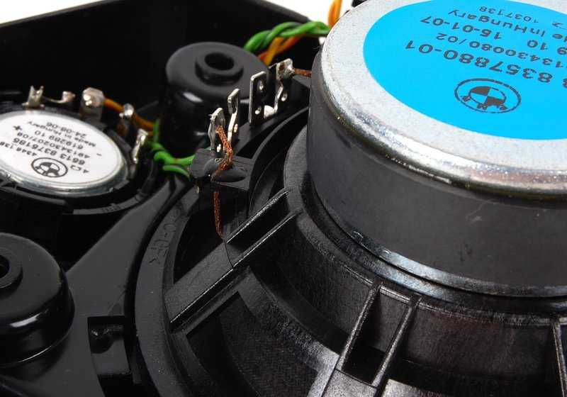 Altavoz trasero derecho OEM 65138357880 para BMW E36. Original BMW.