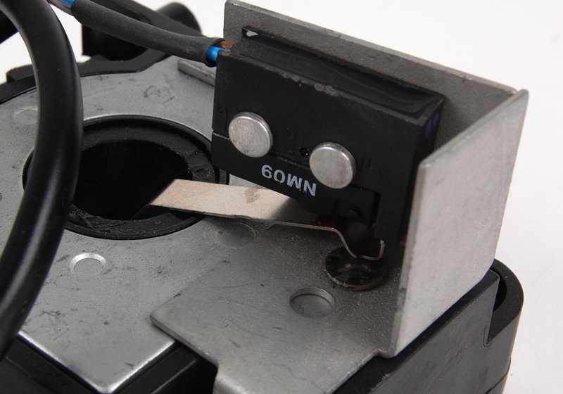 Cierre inferior del capó OEM 51237893575 para BMW E46. Original BMW.