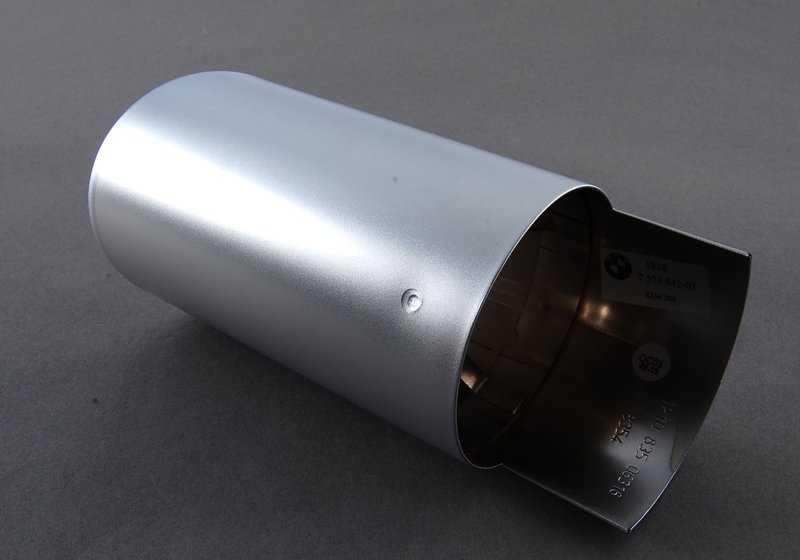 Embellecedor de escape acabado aluminio OEM 18307553642 para BMW E92, E92N, E93, E93N. Compatible con sistemas de escape traseros específicos. Original BMW.