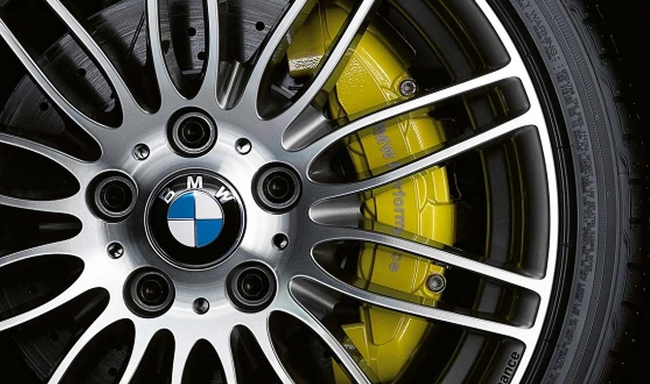 Sportbremskit 34110444738 für BMW E81, E87, E87N, E90, E90N, E91N, E92, E92N, E93, E93N. Enthält Pinzetten, belüftete Scheiben und vordere Pillen. Original BMW.