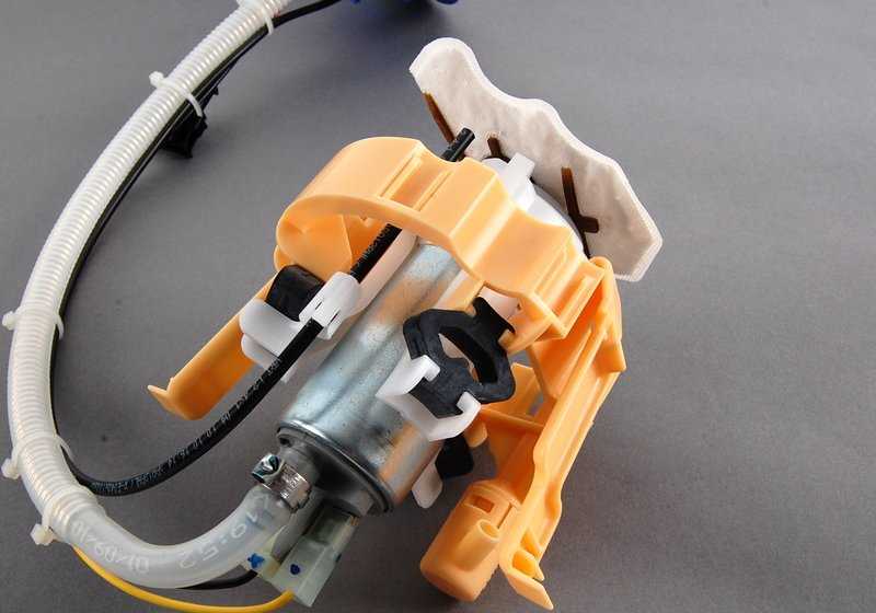 Bomba de combustible completa derecha OEM 16117170004 para BMW Serie 7 E65, E66. Incluye bomba dentro del tanque. Original BMW.