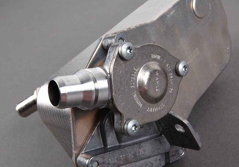 Intercambiador de Calor para BMW Serie 1 E81, E82, E87, E88, Serie 3 E90, E91, E92, E93, X1 E84, Z4 E89 (OEM 17217551647). Original BMW.