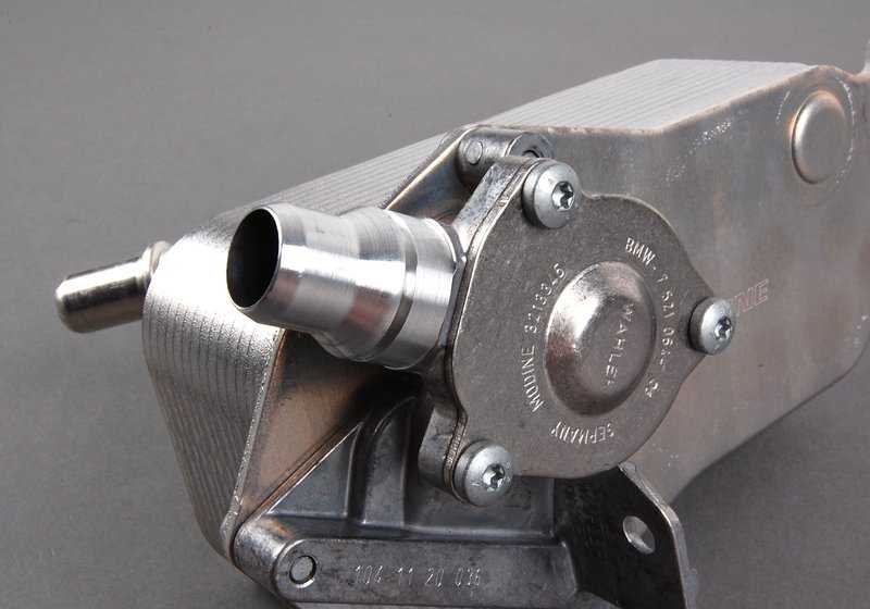Intercambiador de Calor para BMW Serie 1 E81, E82, E87, E88, Serie 3 E90, E91, E92, E93, X1 E84, Z4 E89 (OEM 17217551647). Original BMW.