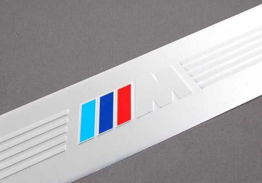 Embellecedor de entrada delantero izquierdo OEM 51773415847 para BMW X3 E83, X3 E83 LCI. Original BMW.