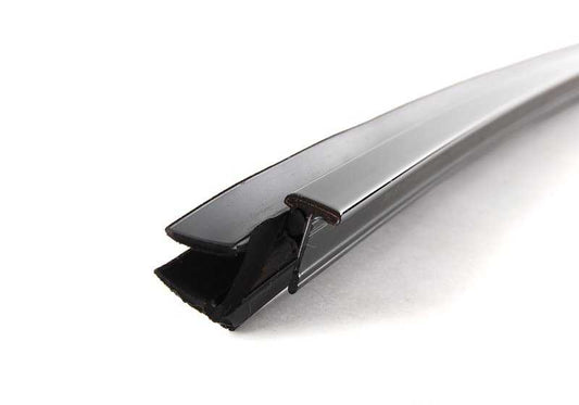 Moldura interior trasera derecha OEM 51222694038 para BMW E39. Acabado en negro brillante. Original BMW.