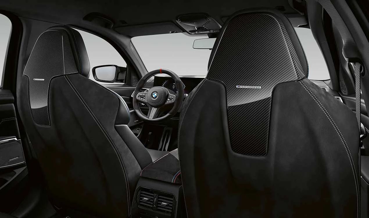 Backup -Sitz M Performance OEM 52105A40304 für BMW G20 {316d, 318d}. Helles Kohlenstofffinish und Abwasserkanal. Innenästhetikum Verbesserung mit dem Sportstil. Original BMW.