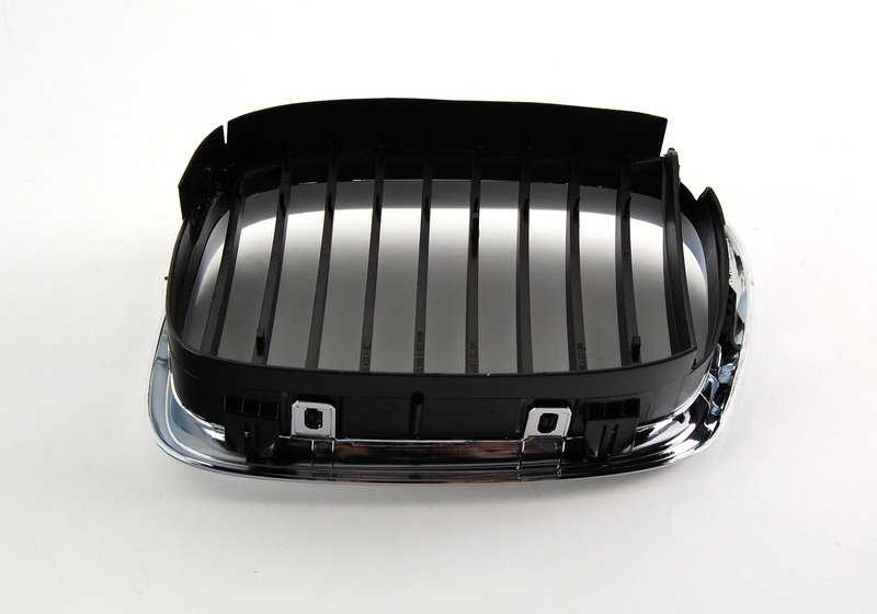 Rejilla decorativa derecha cromada OEM 51132497262 para BMW E39 535i y 540i (1996-2003). Compatible con versiones manuales y automáticas. Original BMW.