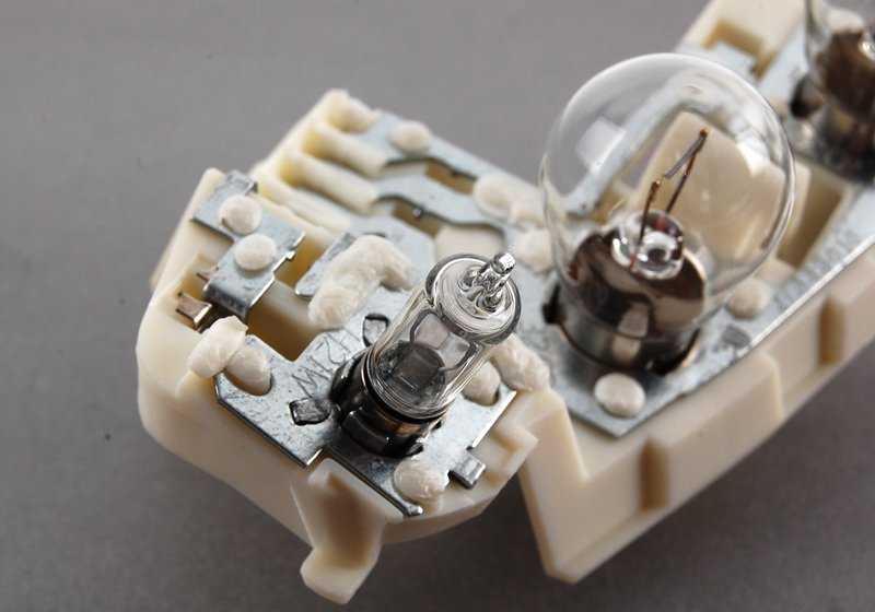 Portalámpara luz trasera tapa maletero izquierda OEM 63217183841 para BMW Serie 3 E90 316i, 318d... y más. Original BMW.