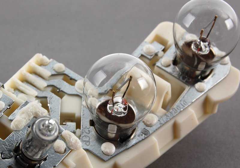 Portalámpara luz trasera tapa maletero izquierda OEM 63217183841 para BMW Serie 3 E90 316i, 318d... y más. Original BMW.