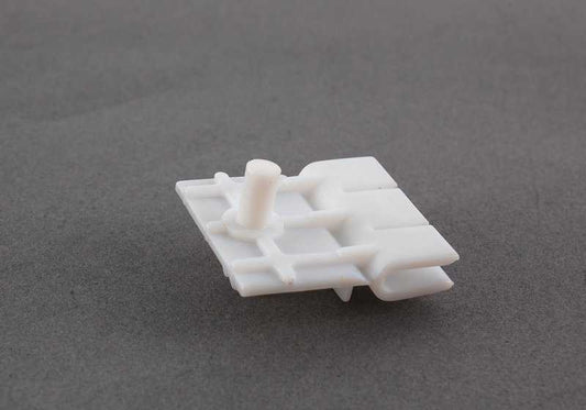 Matter clip M Technic OEM 51712239711 for BMW E30. Original BMW piece. Ideal for fixing on M Technic front spoiler.