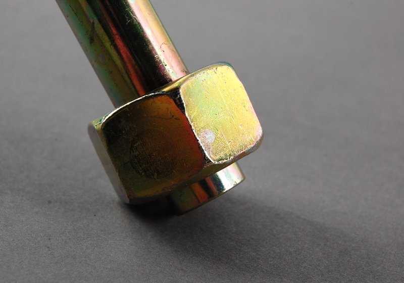 Tubería de succión del evaporador al compresor OEM 64538391051 para BMW E30 316i (todos los modelos con motor M10). Original BMW.