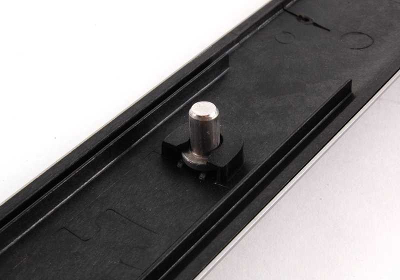 Moldura aluminio puerta delantera izquierda OEM 51457047155 para BMW E46 {316i AL11, AL12, AL21, AL22, AL51, AN72, AN82, AX31, AX32, AX41}. Original BMW.