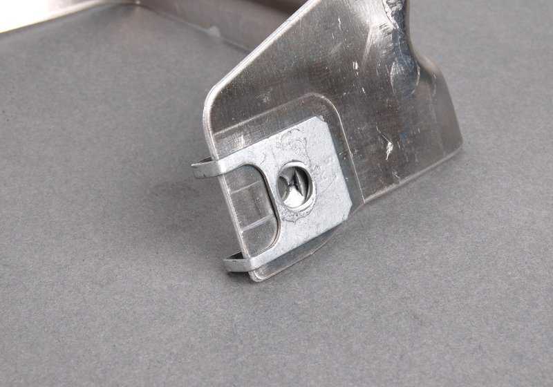 Soporte central de cubre bajos delantero OEM 51757127356 para BMW E81, E82, E87, E87N, E88, E90, E90N, E91, E91N, E92, E92N, E93, E93N, E84. Original BMW.