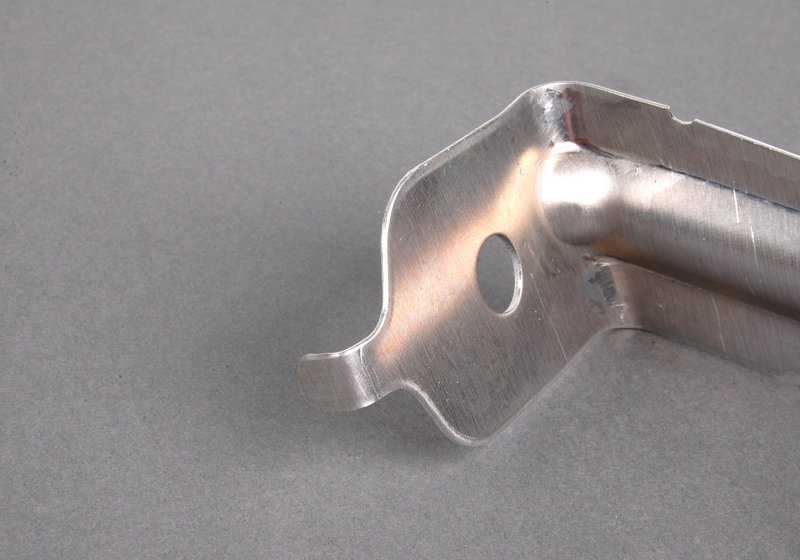 Soporte central de cubre bajos delantero OEM 51757127356 para BMW E81, E82, E87, E87N, E88, E90, E90N, E91, E91N, E92, E92N, E93, E93N, E84. Original BMW.