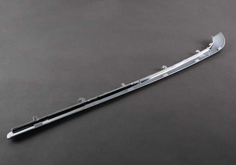 Moldura derecha OEM 51121908076 para BMW E32. Original BMW.