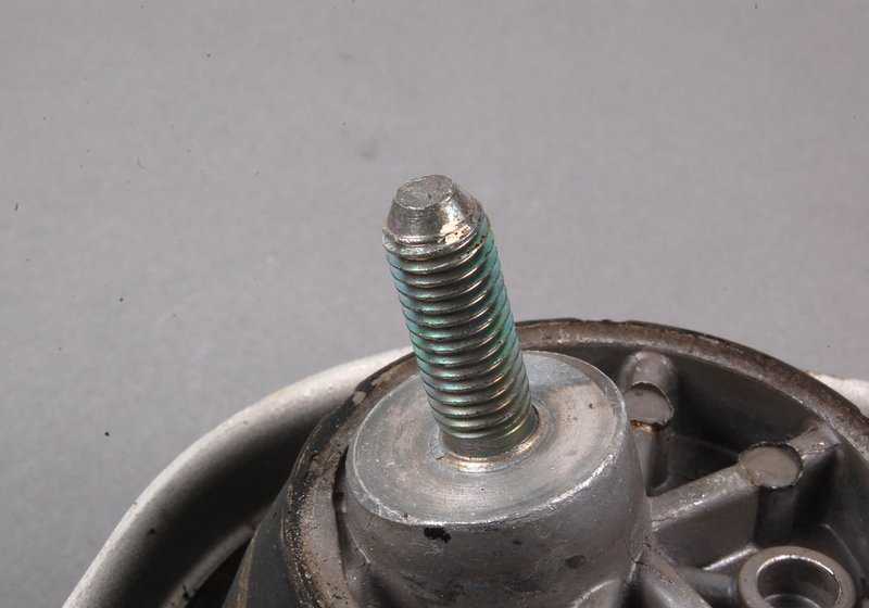 Soporte de motor con brida derecha OEM 22111092896 para BMW E39, E38. Original BMW.