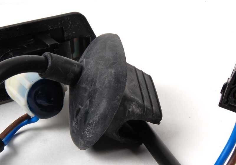 Rechte zusätzliche intermittierende Licht für die BMW 5 E34 -Serie, 7 E32 -Serie (OEM 63131378010). Original BMW.
