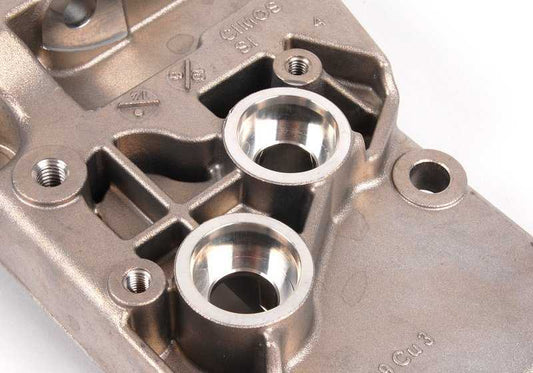 Soporte del alternador OEM 12317533837 para BMW E60, E60N, E61, E61N, E63, E63N, E64, E64N, E65, E66, E53, E70. Original BMW.