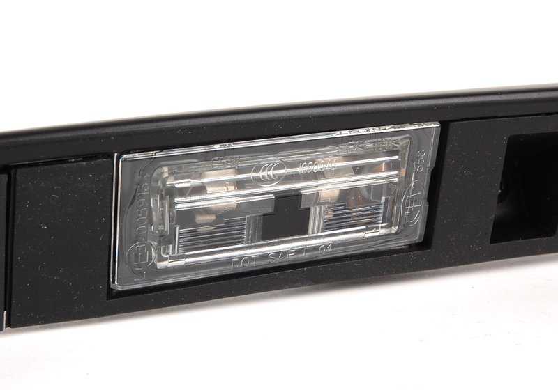 Moldura interior trasera derecha cromada OEM 51228243376 para BMW E38. Original BMW.