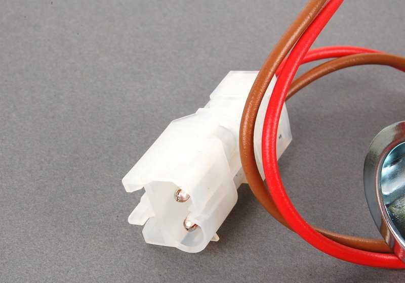 Toma de corriente con conector OEM 61346947184 para BMW E90, E91, E92, E93 (316d, 316i) todos los modelos compatibles. Pieza original BMW.