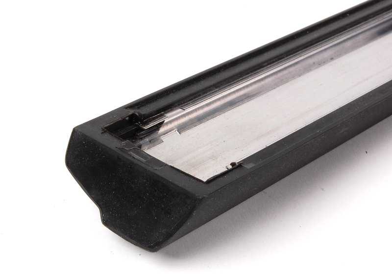 Moldura lateral puerta delantera derecha negra OEM 51131969202 para BMW Serie 7 E32. Pieza original BMW, reemplazo perfecto para moldura dañada o desgastada.