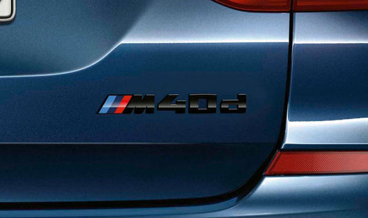 Emblema trasero "M40d" negro brillo OEM 51142472832 para BMW X3 G01, G01N. Aporta un estilo deportivo y elegante al exterior del vehículo. Original BMW.