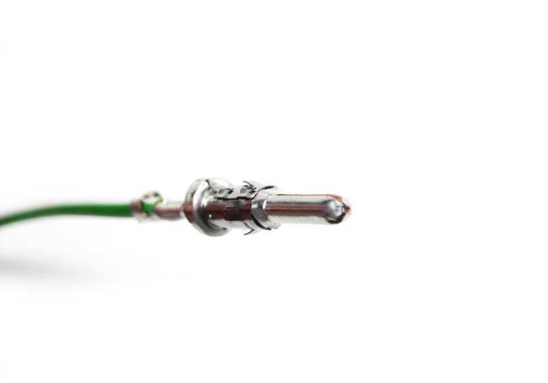 Conector redondo 2.5 mm con cable OEM 61130007452 para BMW E81, E82, E87, E88, F20, F21, E30, E36, E46, E90, E91, E92, E93, F30, F31, F34, G28 y más. Original BMW.