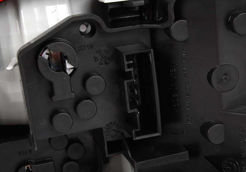 Pilota posteriore sinistro per la serie BMW 1 E82, E88 (OEM 63217273427). BMW originale.
