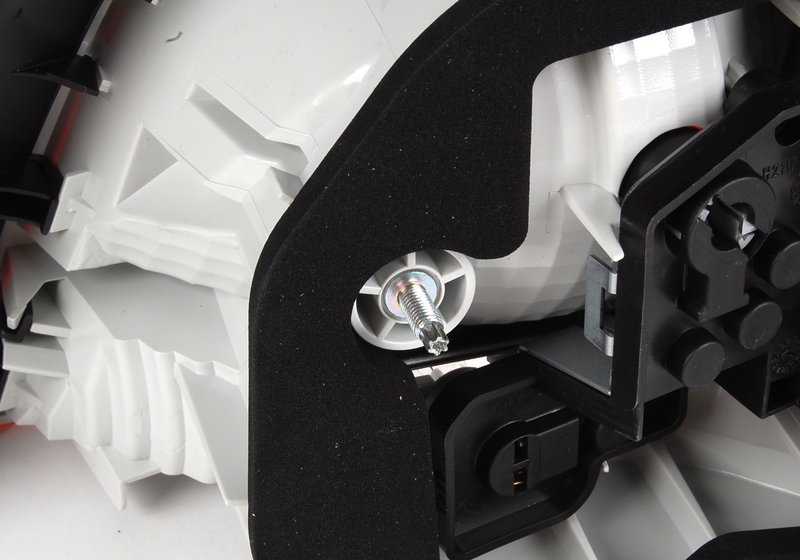 Pilota posteriore sinistro per la serie BMW 1 E82, E88 (OEM 63217273427). BMW originale.