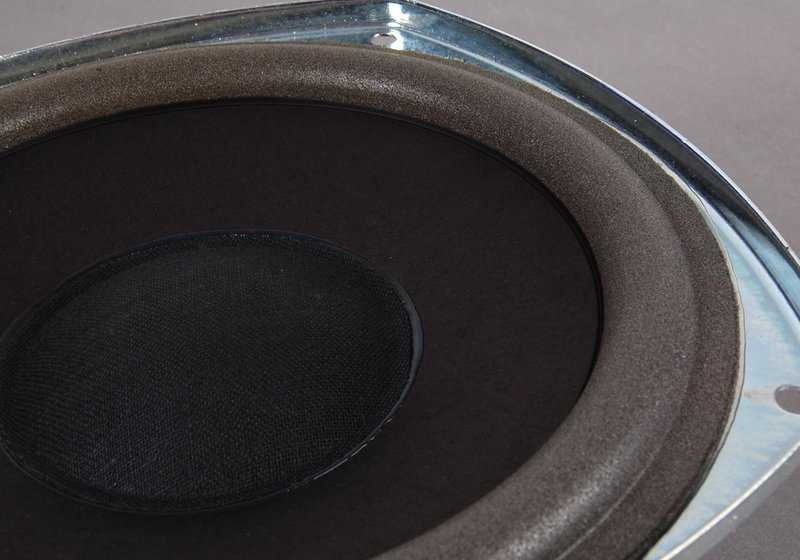 Subwoofer sistema Top-HiFi OEM 65138352453 para BMW Serie 7 E38 (todos los modelos compatibles). Altavoz grave original BMW para mejorar el sonido de fábrica. Ideal para quienes buscan más potencia en el audio.