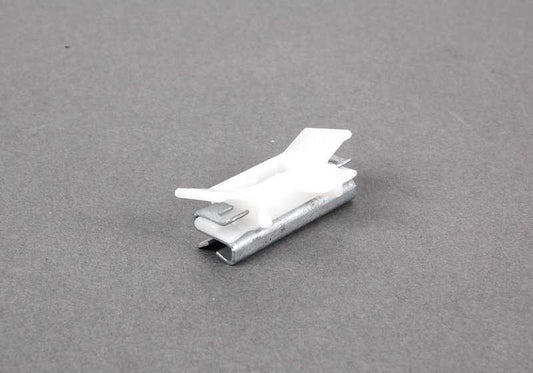 Clip inférieur gauche OEM 51137145110 pour BMW E90, E91. Pièce de fixation originale BMW. Idéal pour ajuster les moulures extérieures ou l'embellissement latéral.