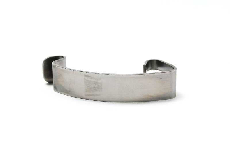 OEM fastening clip 13711707044 for BMW E30, E36, E46, E28, E34, E39, E32, E38, E65, E66, E83, E53, Z1, Z3, E85, E52. Original BMW.