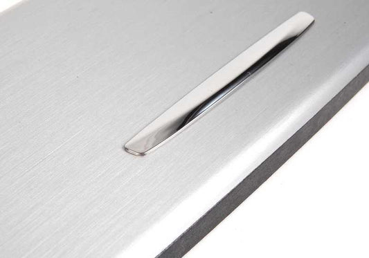 Tapa decorativa aluminio OEM 51169145152 para BMW E90, E91, E92, E93. Compatible con versiones facelift (E90N, E91N, E92N, E93N). Original BMW.