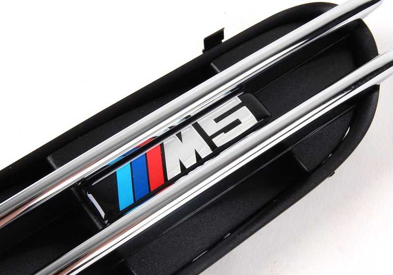 Rejilla lateral delantera derecha OEM 51137896850 para BMW E60, E61. Original BMW.
