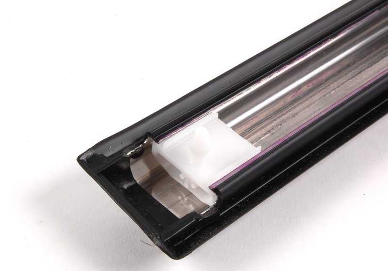 Moldagem traseira direita Chrome 51131876134 Para BMW E30 316i {todos os modelos compatíveis}. BMW original.