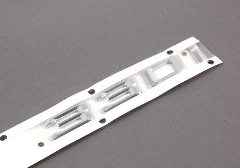 Emblema trasero adhesivo OEM 51147157557 para BMW Serie 3 E90 330i (modelos PM11, PM12, PM21, PM22, PM31, PM36, PM41, PM42, PM45, PM46). Original BMW.