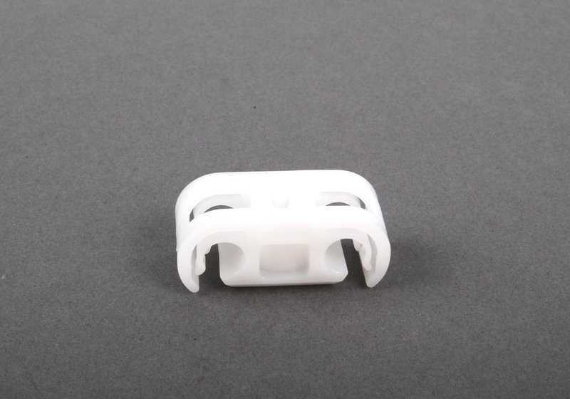 Soporte de cables Ø6mm OEM 61131379134 para BMW Serie 5 E34 (518g, 518i) modelos con motor M40 y M43. Compatible con versiones manuales y automáticas. Original BMW.