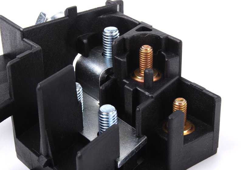 Punto de conexión B+ OEM 12521724261 para BMW E31 850Ci, 850CSi {todos los modelos compatibles: EG11, EG12, EG21, EG22, EG41, EG91, EG92}. Original BMW.