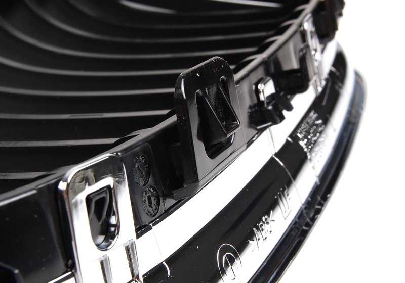 Rejilla de adorno con marco cromado izquierdo OEM 51137201967 para BMW Serie 3 E90, E91 LCI. Original BMW.