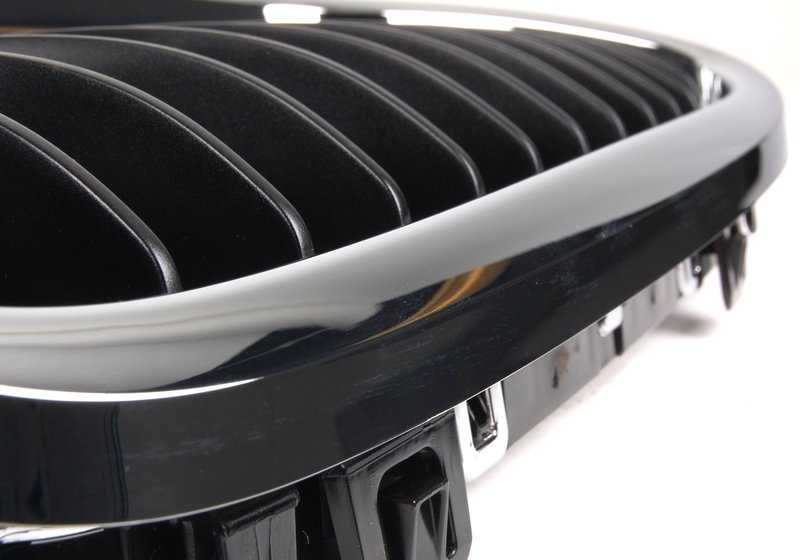 Rejilla de adorno con marco cromado izquierdo OEM 51137201967 para BMW Serie 3 E90, E91 LCI. Original BMW.
