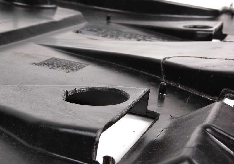 Protector de bajos / Cubierta inferior OEM 51718168107 para BMW E38. Original BMW.