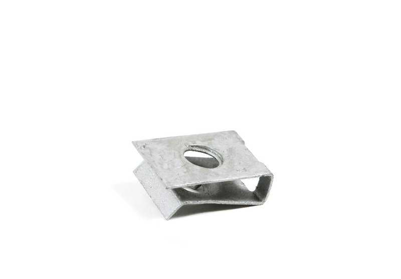 Porca de clipe de metal OEM 0712990166 para BMW E53, E52. Peça original da BMW ideal para fixações de interiores ou componentes plásticos. Compatibilidade garantida com os modelos X5 e Z8. BMW original.