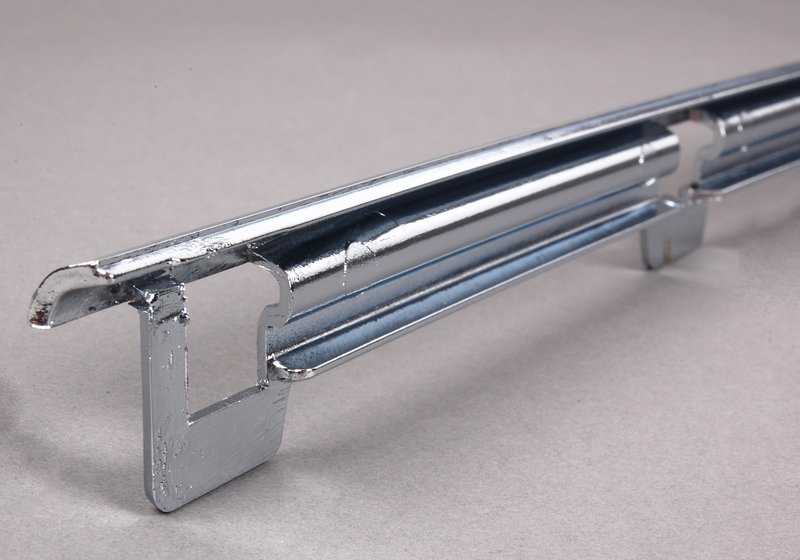 Embellecedor lateral derecho OEM 51118226556 para BMW E39 520d, 520i {Todos los modelos compatibles}. Original BMW.