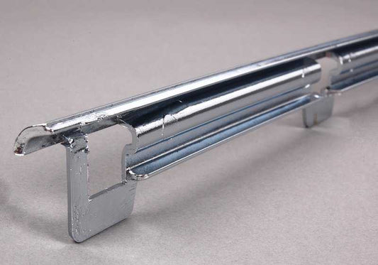 Embellecedor lateral derecho OEM 51118226556 para BMW E39 520d, 520i {Todos los modelos compatibles}. Original BMW.