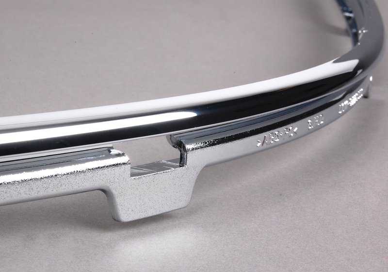 Embellecedor lateral derecho OEM 51118226556 para BMW E39 520d, 520i {Todos los modelos compatibles}. Original BMW.