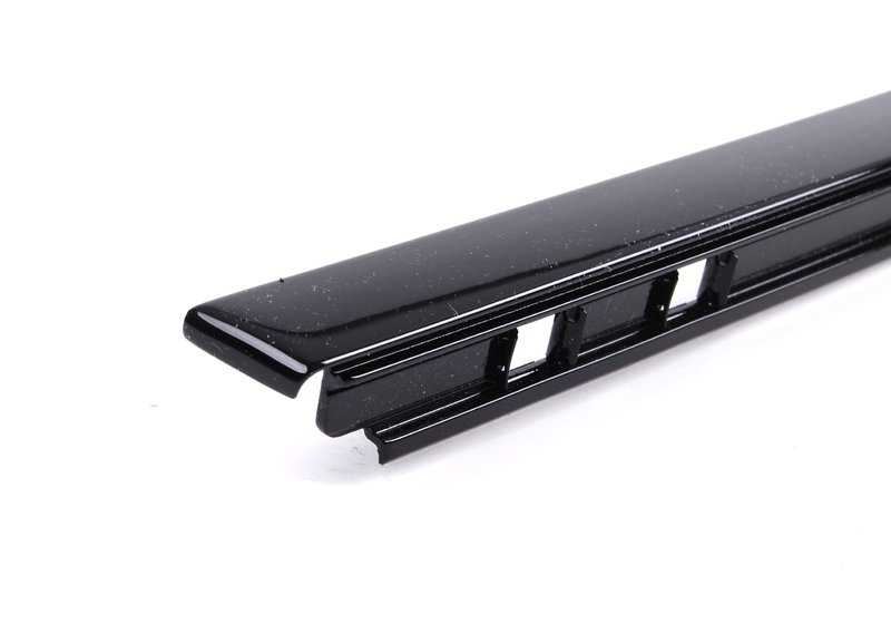 Moldura trasera derecha OEM 51342427412 para BMW E39. Original BMW.
